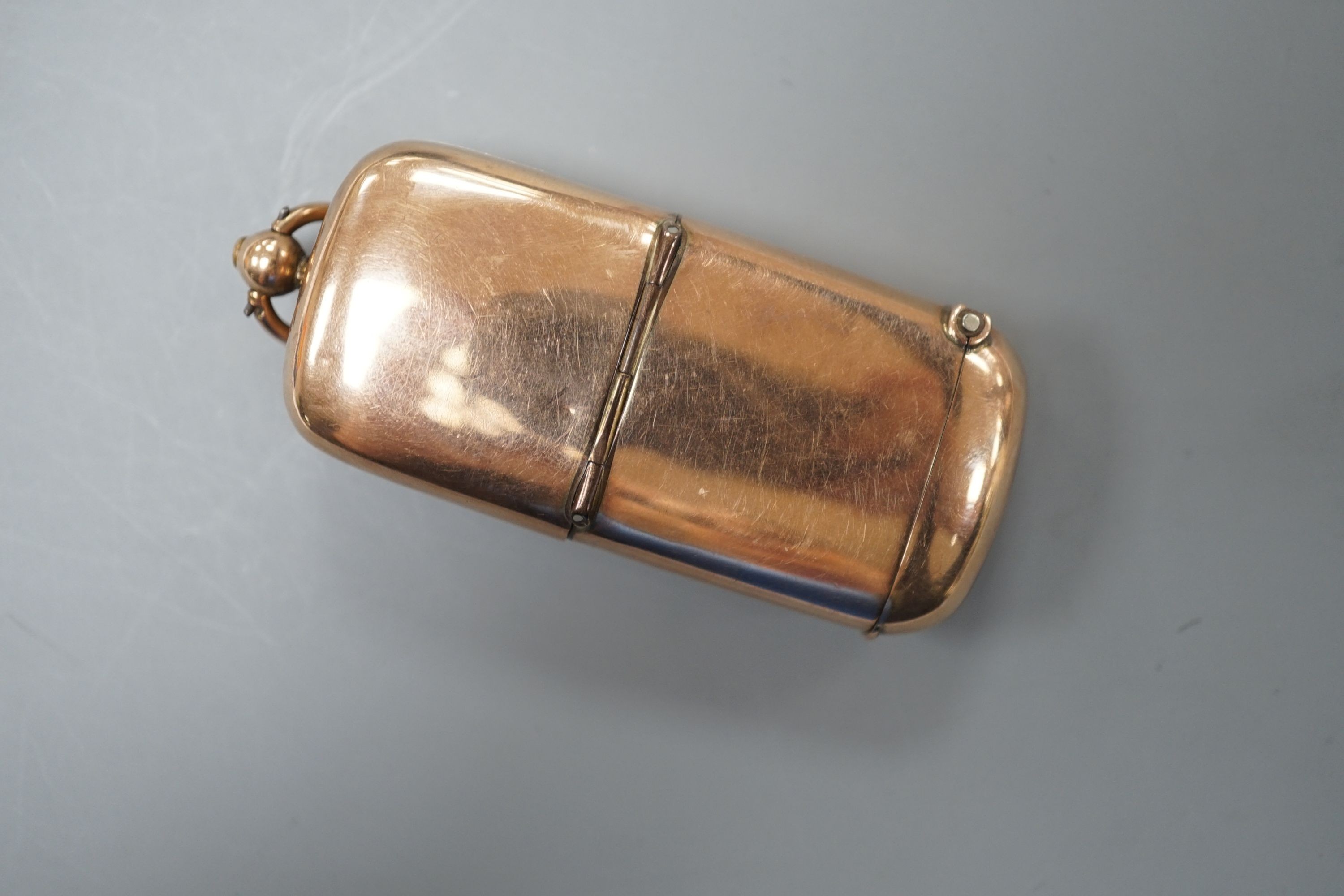 A late Victorian 9ct gold combination vesta/sovereign case, by Minshull & Latimer, Birmingham, 1899, with engraved monogram, 68mm, gross weight 29 grams.